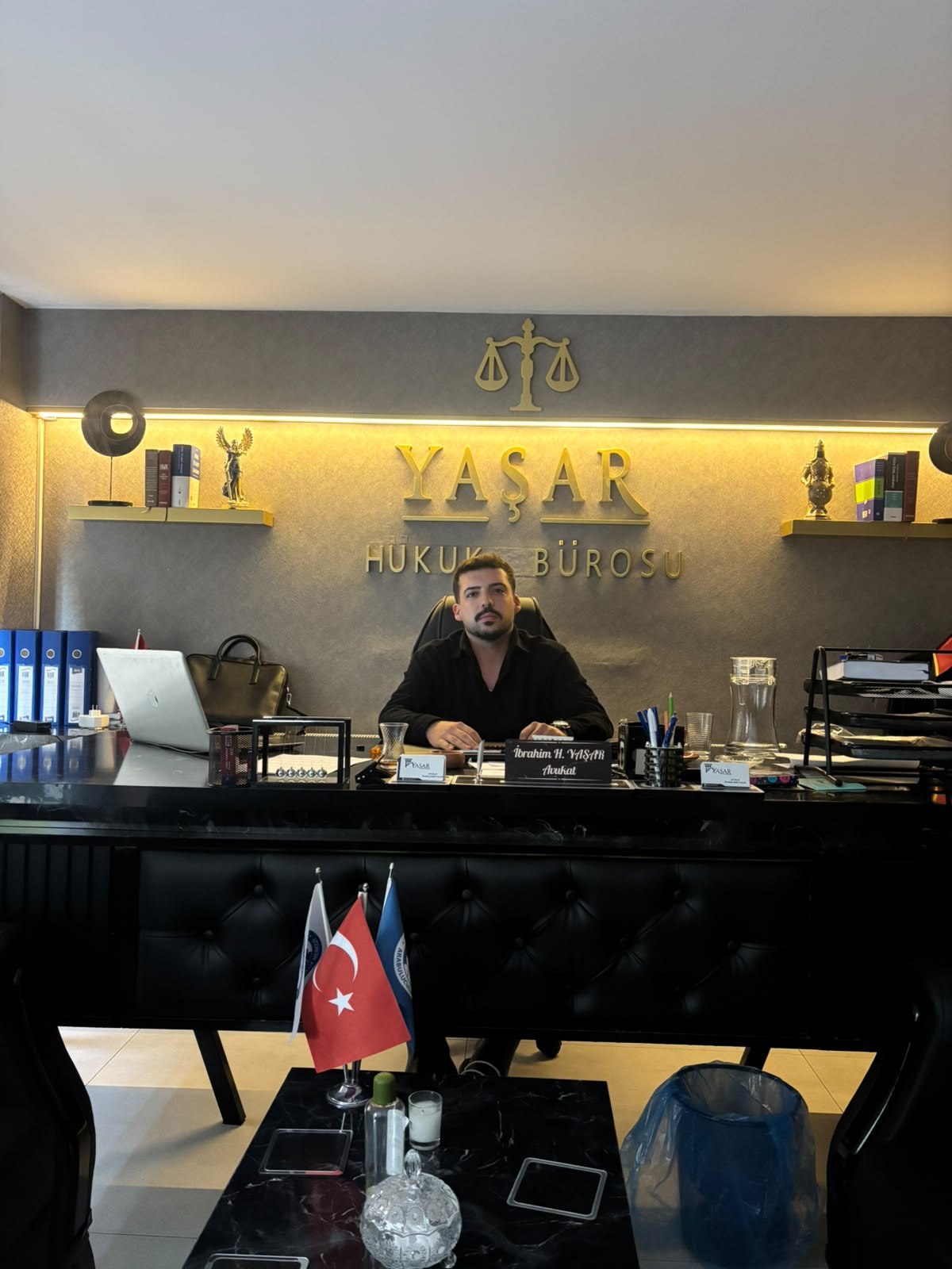 Av. İbrahim Halil Yaşar, Yaşar Hukuk Bürosu çalışma odasında